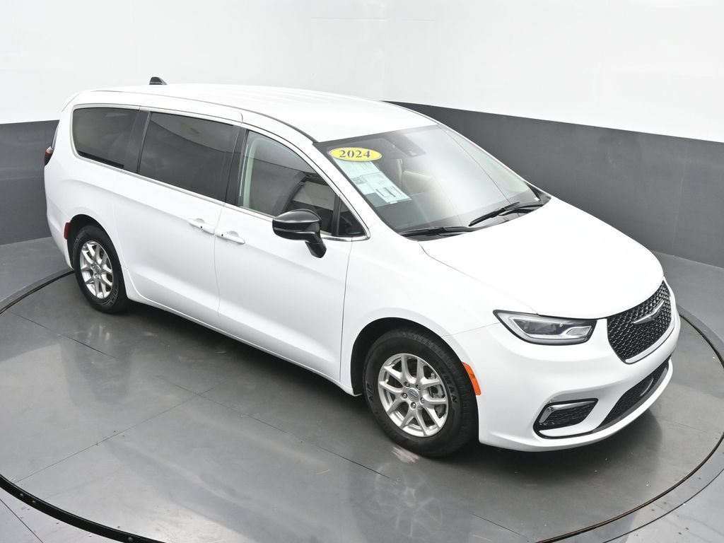 Used 2024 Chrysler Pacifica Touring-L FWD image 47