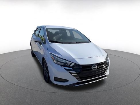 Used 2025 Nissan Versa SV image 3