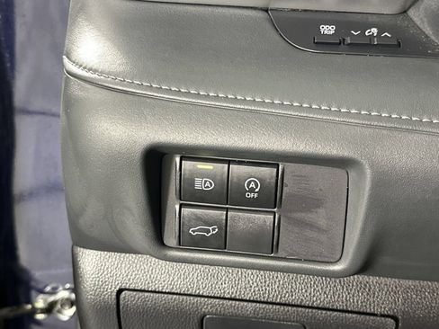 Used 2025 Toyota Highlander LE FWD image 18