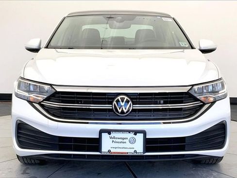 Used 2023 Volkswagen Jetta SE w/ Panoramic Sunroof Package image 3
