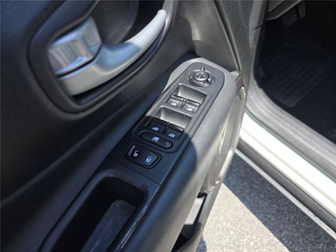 Used 2023 Jeep Renegade Latitude AWD/4WD image 19