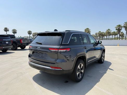 Used 2022 Jeep Grand Cherokee Limited 4xe w/ Luxury Tech Group II AWD/4WD image 3