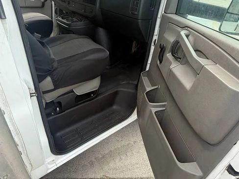 Used 2017 Chevrolet Express 3500 Extended RWD image 15