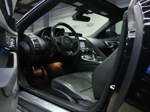 Used 2017 Jaguar F-TYPE Coupe image 22