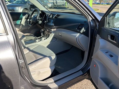 Used 2012 Toyota Highlander SE image 15