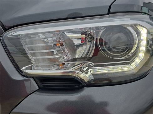 Used 2023 Toyota Tacoma TRD Off-Road image 33