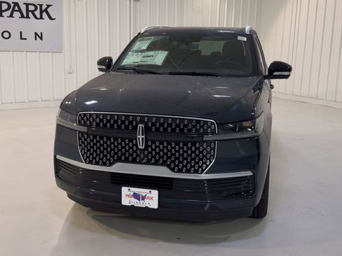 New 2026 Lincoln Navigator Reserve AWD/4WD image 4