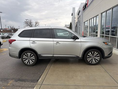 Used 2020 Mitsubishi Outlander ES image 2