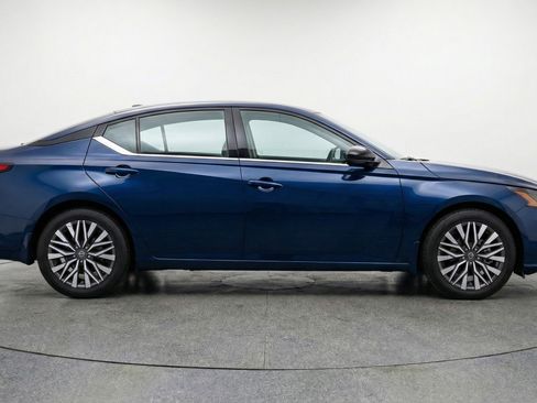 Used 2025 Nissan Altima 2.5 SV FWD image 11