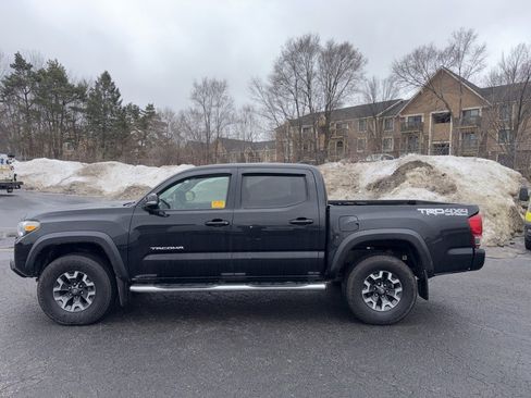 Used 2017 Toyota Tacoma TRD Sport image 4