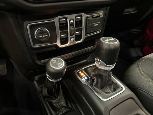 Used 2024 Jeep Wrangler Unlimited Sahara AWD/4WD image 23