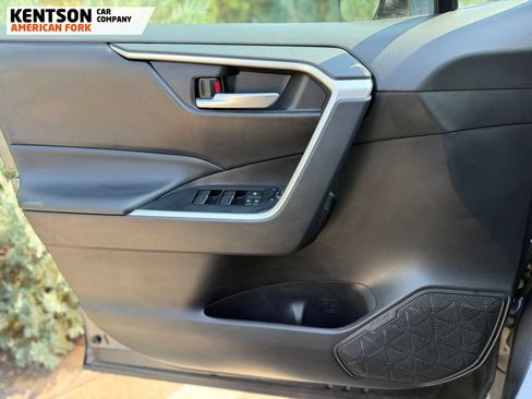 Used 2025 Toyota RAV4 XLE AWD/4WD image 17