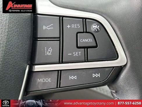 Used 2023 Toyota Highlander XLE AWD/4WD image 28