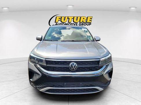 Used 2024 Volkswagen Taos SE FWD image 2