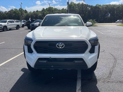 Used 2025 Toyota Tacoma TRD Off-Road AWD/4WD image 2