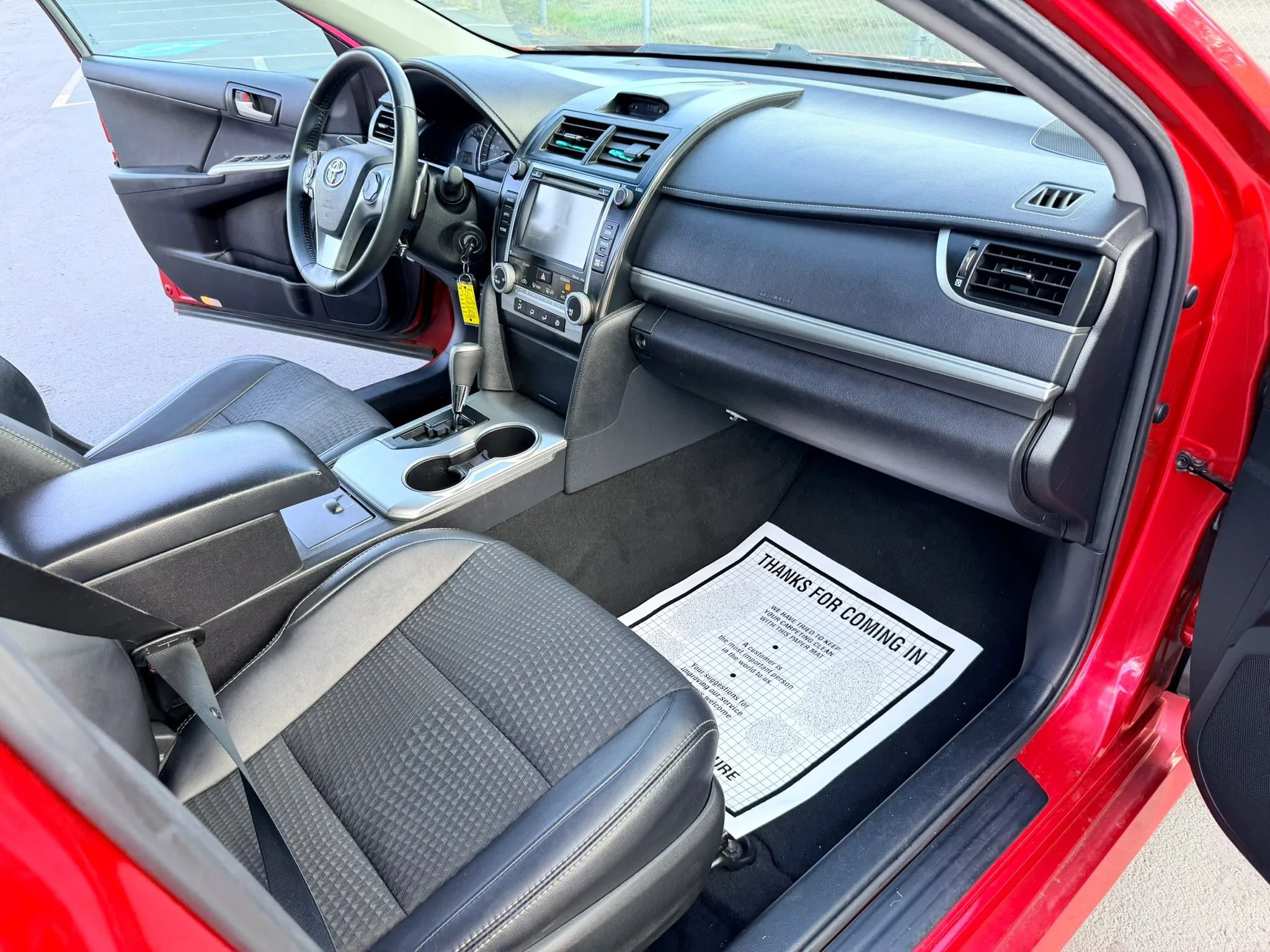 Used 2014 Toyota Camry SE w/ Moonroof Package FWD image 11