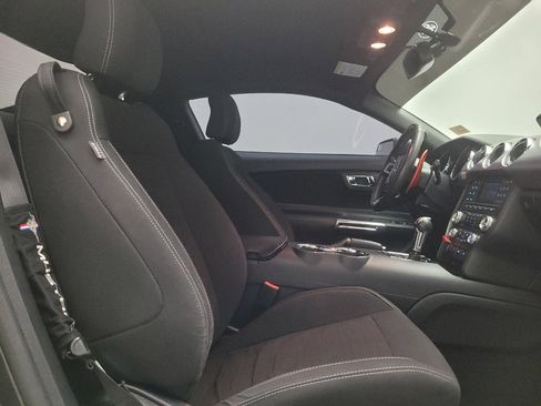 Used 2017 Ford Mustang Coupe RWD image 21