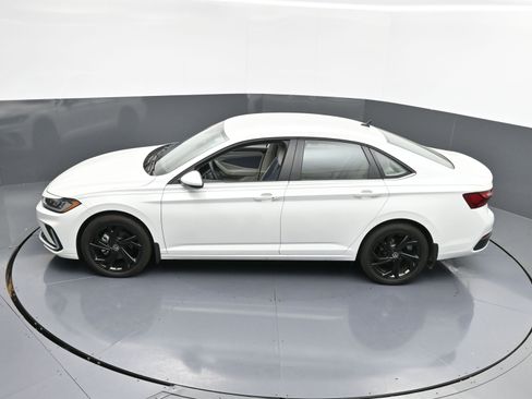 Used 2025 Volkswagen Jetta SE w/ Black Wheel Package image 31