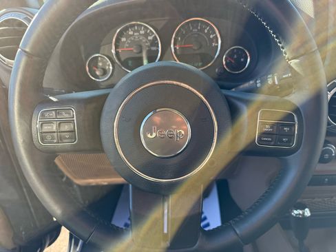 Used 2018 Jeep Wrangler Unlimited Rubicon w/ Connectivity Group image 23