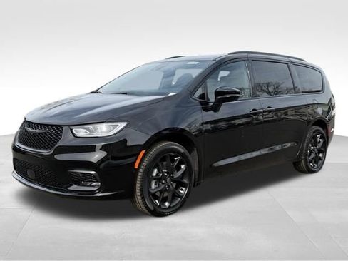 New 2026 Chrysler Pacifica Limited w/ S Appearance Package AWD/4WD image 3