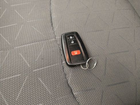 Used 2020 Toyota RAV4 XLE FWD image 32