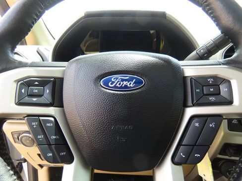 Used 2021 Ford F250 Lariat w/ Lariat Value Package AWD/4WD image 28