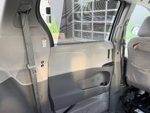 Used 2015 Toyota Sienna LE FWD image 26