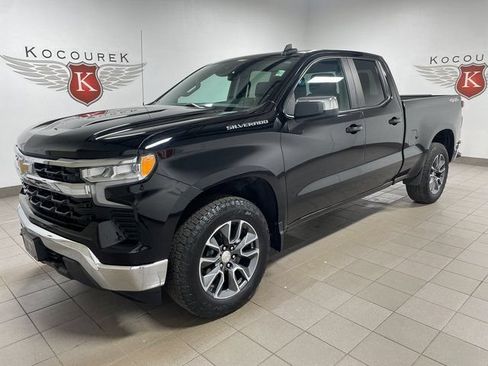 Used 2023 Chevrolet Silverado 1500 LT AWD/4WD image 3