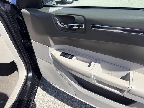 Used 2010 Chrysler 300 Touring RWD image 25