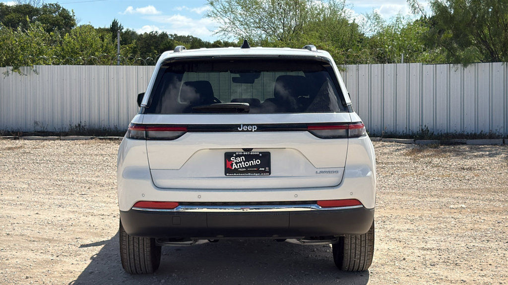 New 2027 Jeep Grand Cherokee Laredo RWD image 4