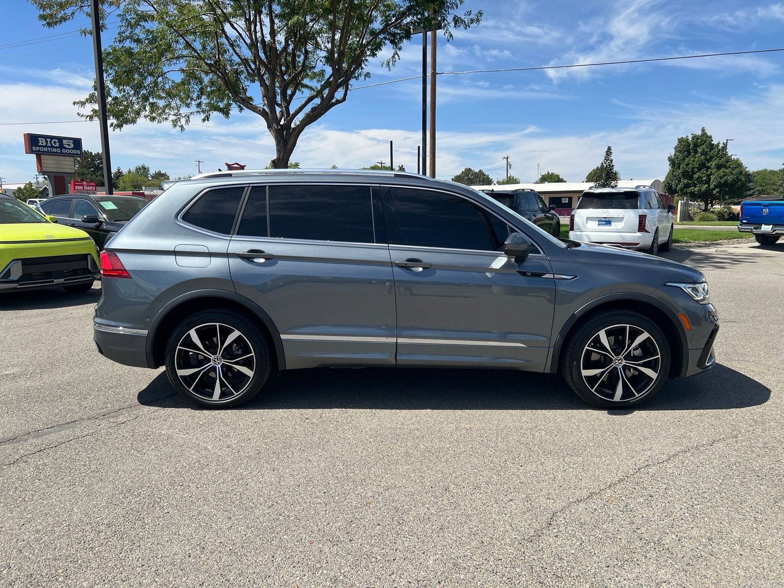 Used 2022 Volkswagen Tiguan SEL R-Line AWD/4WD image 3
