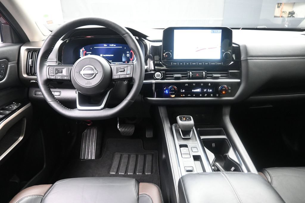 Used 2024 Nissan Pathfinder Platinum FWD image 9
