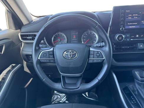 Used 2022 Toyota Highlander LE FWD image 12