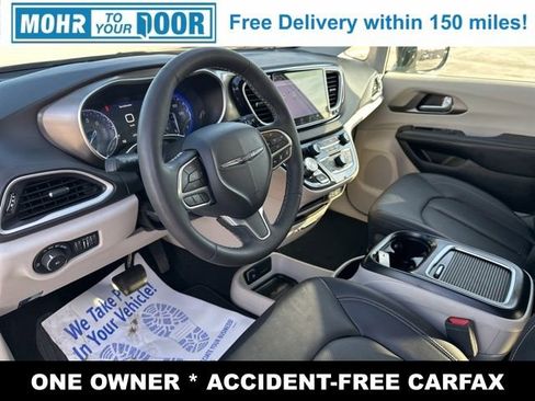 Used 2024 Chrysler Pacifica Touring-L image 10