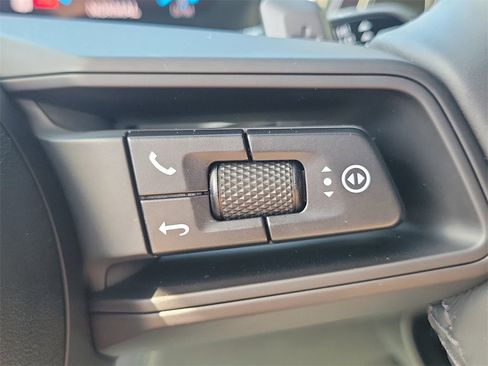 Used 2025 Porsche Cayenne image 36