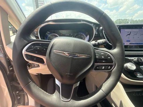 Used 2023 Chrysler Pacifica Limited FWD image 18