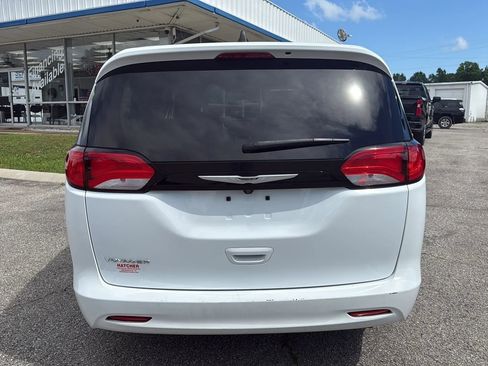 Used 2023 Chrysler Voyager LX FWD image 4