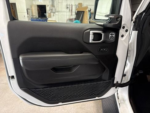 Used 2022 Jeep Wrangler Unlimited Sahara w/ Cold Weather Group AWD/4WD image 28