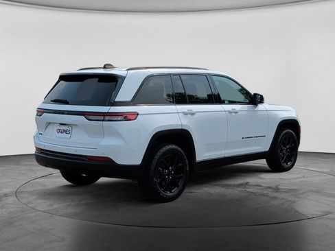 Used 2024 Jeep Grand Cherokee Altitude AWD/4WD image 10