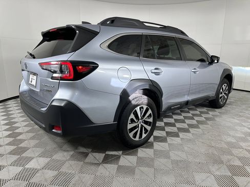 Used 2025 Subaru Outback Premium image 9