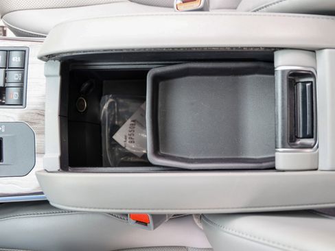 Used 2024 Toyota Highlander Limited FWD image 31