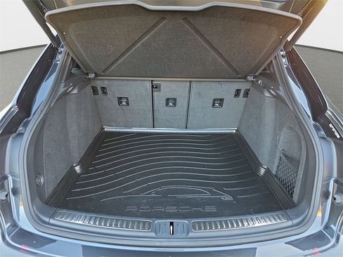 Used 2023 Porsche Macan image 14