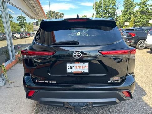 Used 2021 Toyota Highlander XLE AWD/4WD image 6
