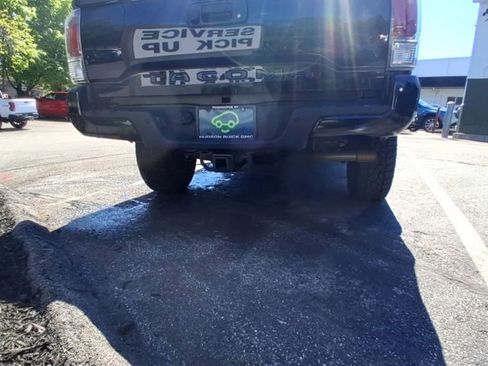 Used 2020 Toyota Tacoma TRD Off-Road w/ TRD Premium Off Road Package AWD/4WD image 15