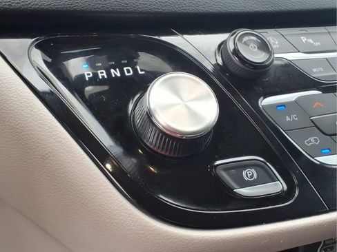 Used 2024 Chrysler Pacifica Touring-L FWD image 9