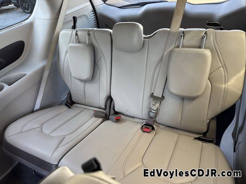 Used 2019 Chrysler Pacifica Touring-L image 28