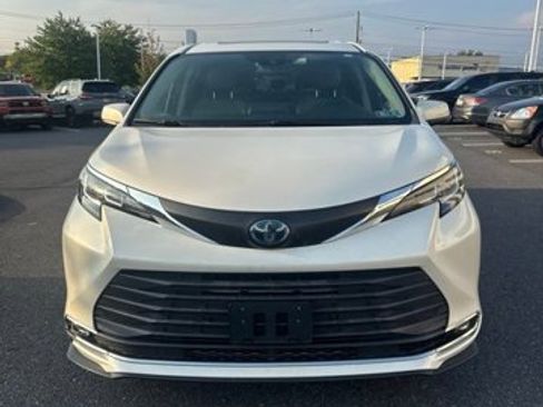 Used 2021 Toyota Sienna XLE AWD/4WD image 3