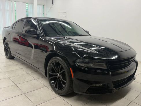 Used 2017 Dodge Charger SXT w/ Blacktop Package RWD image 1