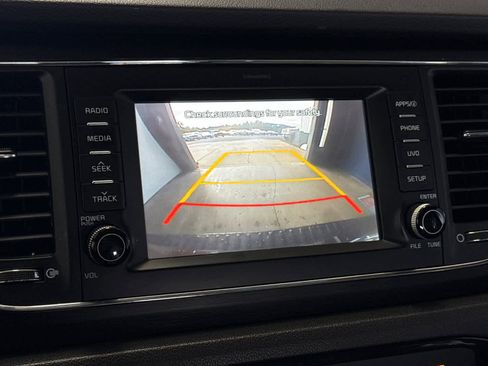 Used 2017 Kia Sedona LX w/ LX Essentials Premium Package FWD image 20