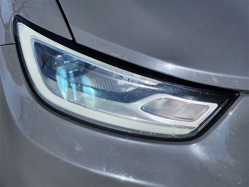 Used 2021 Chrysler Pacifica Touring-L image 7